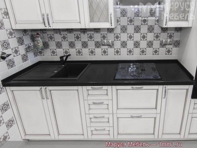 Белая кухня с черной столешницей: Каменная чёрная мойка и чёрная варочная поверхность
