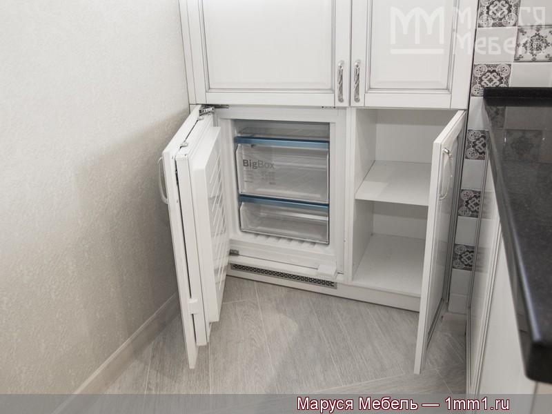 Белая кухня с черной столешницей: Большой встроенный холодильник с морозильником