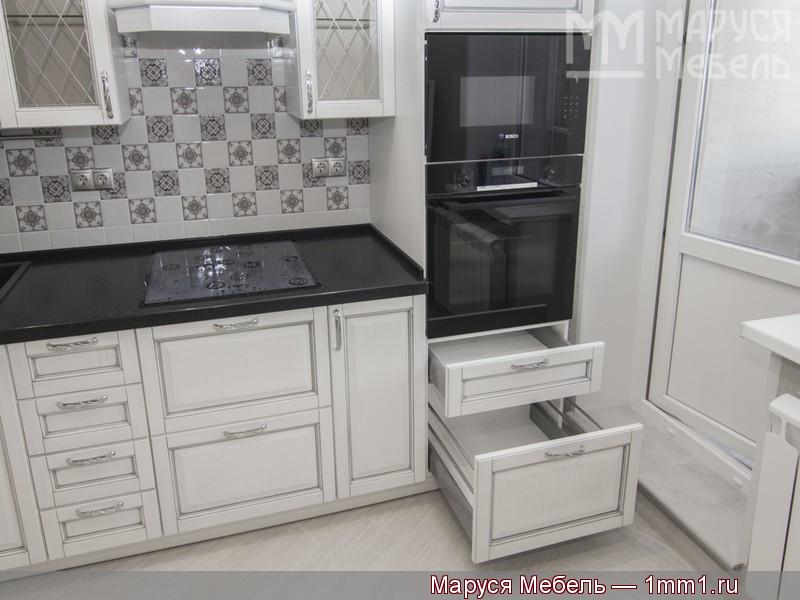 Белая кухня с черной столешницей: 