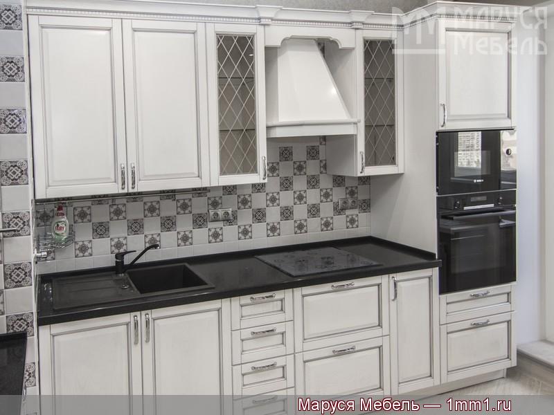 Белая кухня с черной столешницей: Фото белой кухни с чёрной бытовой техникой