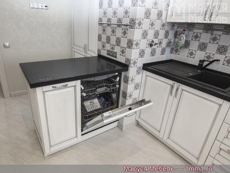 Белая кухня с черной столешницей: Встроенная посудомоечная машина в острове