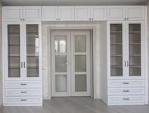 Шкафы вокруг двери