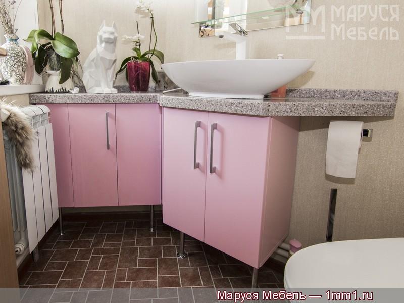 Розовая ванная: Розовые тумбы