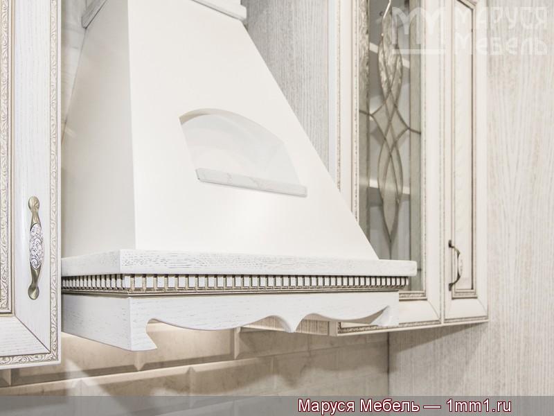 Белая кухня массив с патиной: Багет вытяжки и видимые детали кухни дерево в цвет фасадов