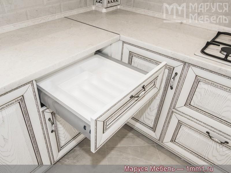 Белая кухня массив с патиной: Белый вкладыш для столовых приборов