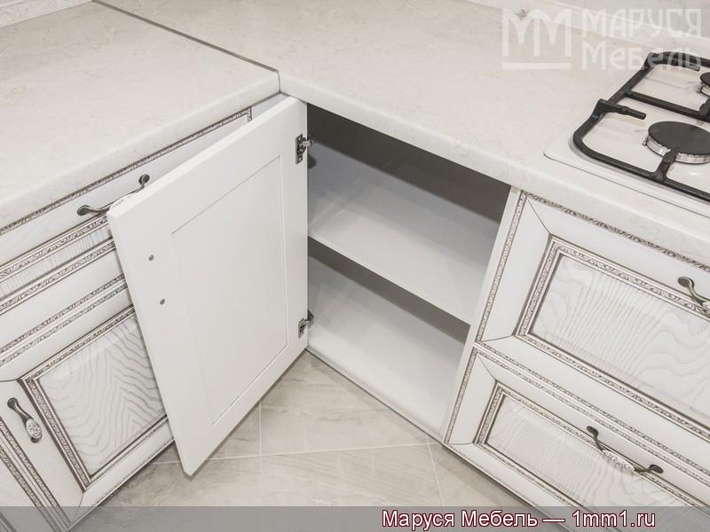 Белая кухня массив с патиной: Угловой стол
