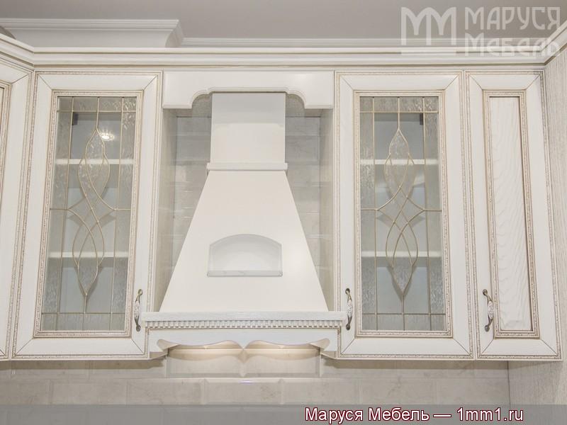 Белая кухня массив с патиной: Кухонные витрины