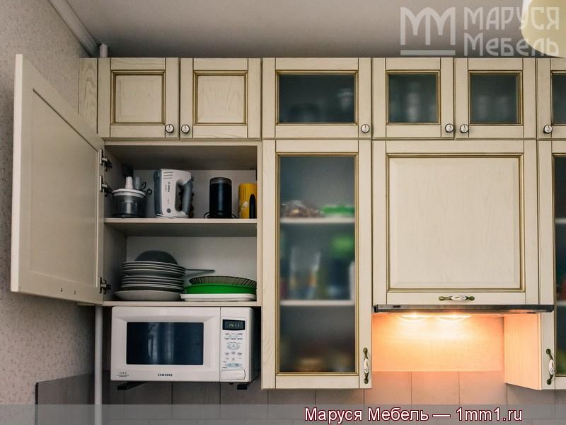 Маленькая кухня из массива: Шкаф для микроволновой печи