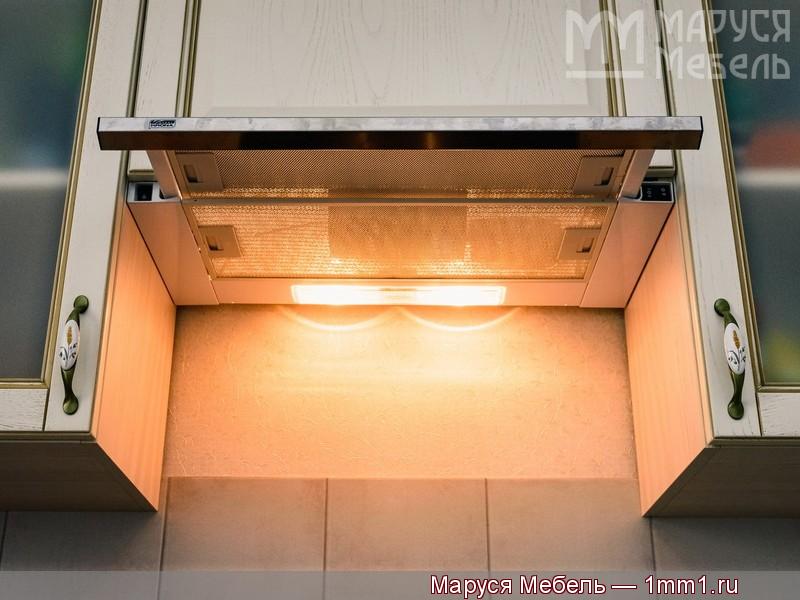 Маленькая кухня из массива: Вытяжка с подсветкой