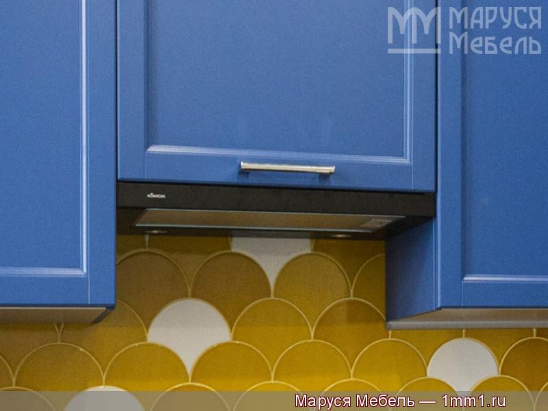 Жёлто-синяя кухня: Чёрная встроенная вытяжка