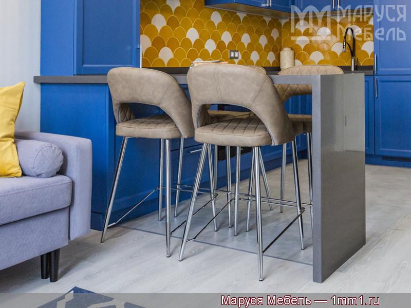 Жёлто-синяя кухня: Встроенный обеденный стол
