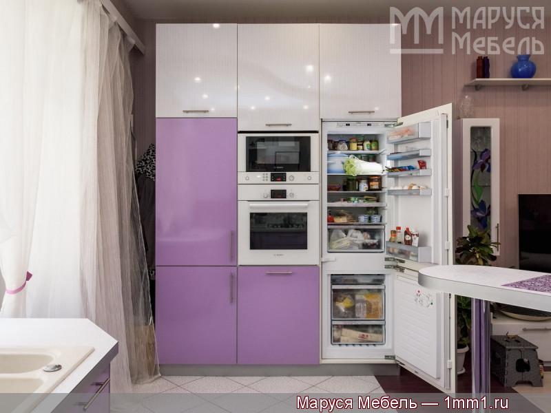 Серо-сиреневая кухня: Встроенный холодильник