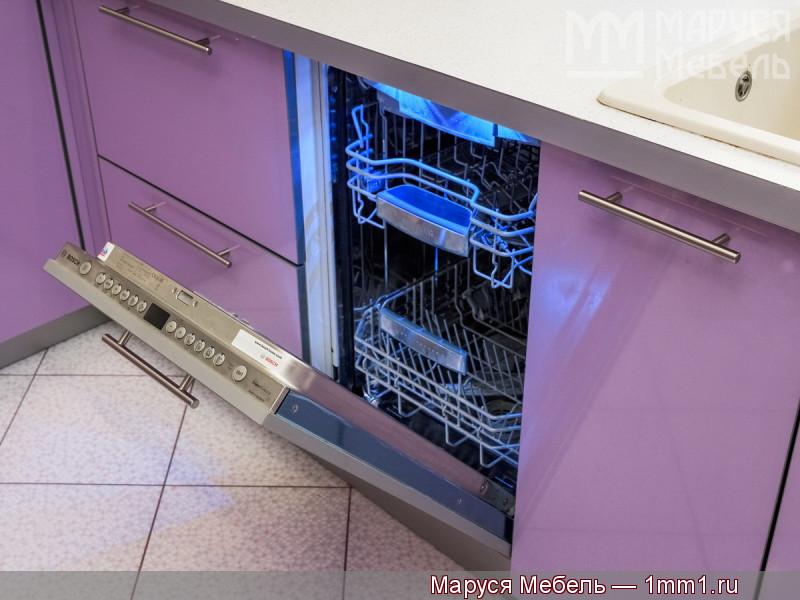 Серо-сиреневая кухня: Встроенная посудомоечная машина