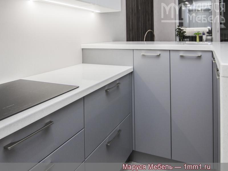 Кухня белый верх серый низ: Рабочая поверхность с подсветкой