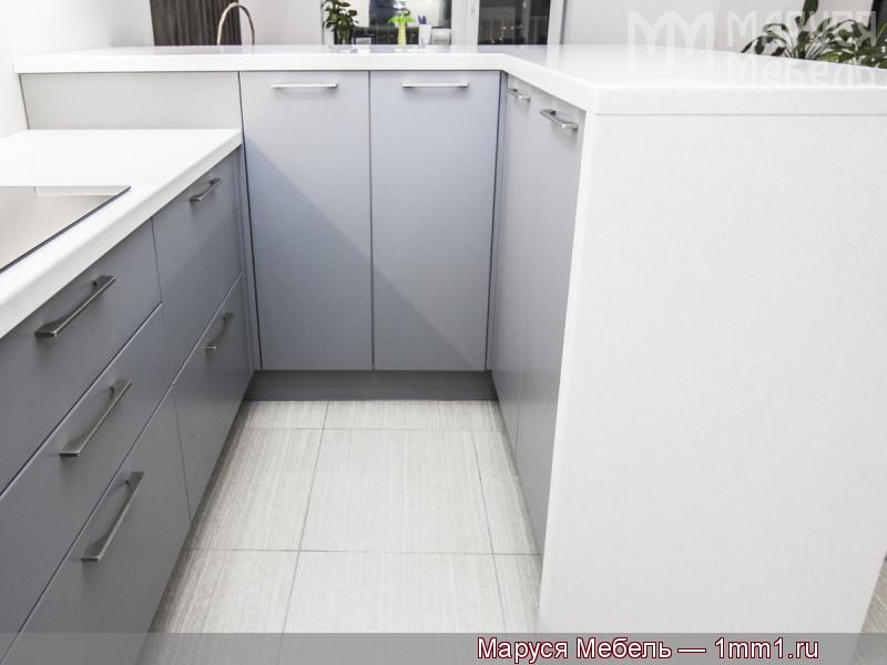 Кухня белый верх серый низ: Столешница из камня на боковине стола