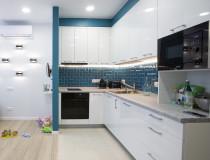 Белая кухня с бирюзовым контрастом