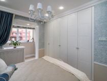 Белые деревянные шкафы в спальню