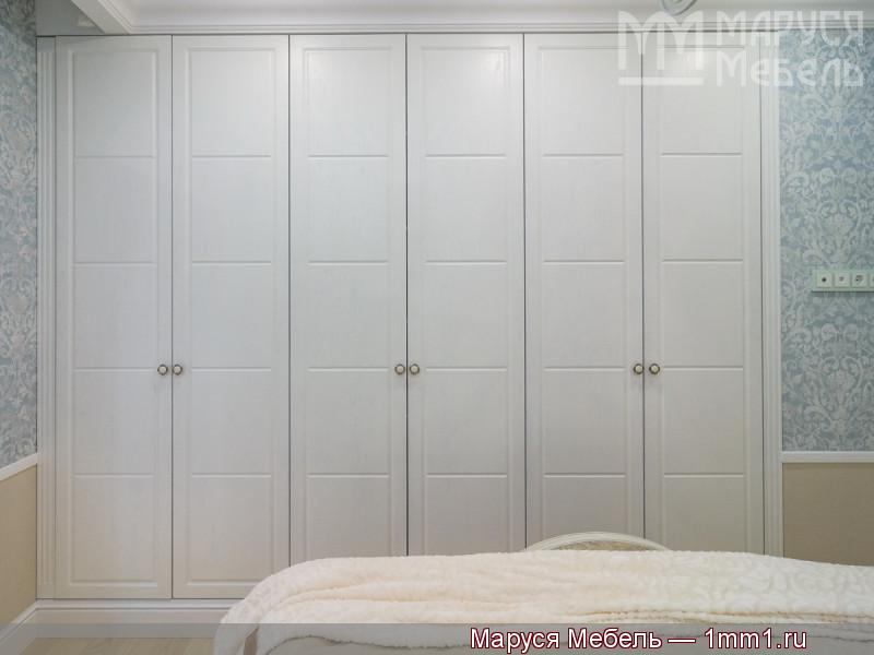 Белые деревянные шкафы в спальню: Фасады натуральный ясень