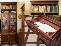 Библиотечный шкаф