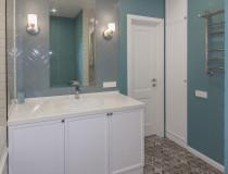 Бело-бирюзовая ванная с узкой рамкой