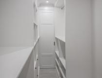 Гардеробная по бокам от двери