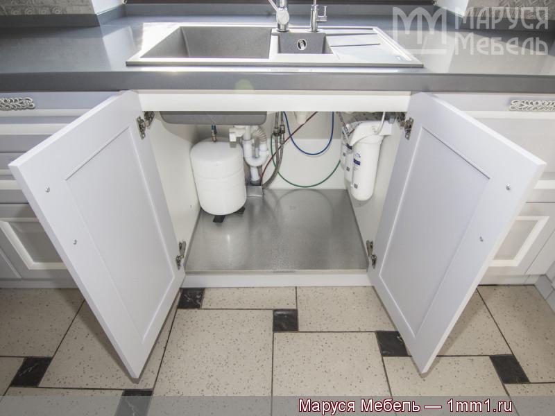 Кухня в серо-белых тонах: Стол под мойку внутри