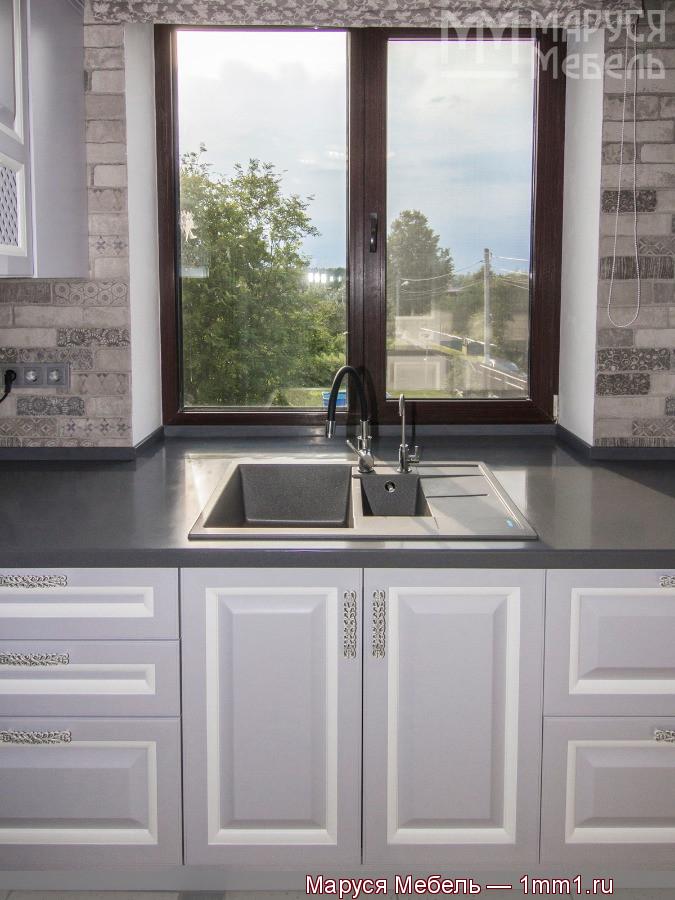 Кухня в серо-белых тонах: Окно на кухне