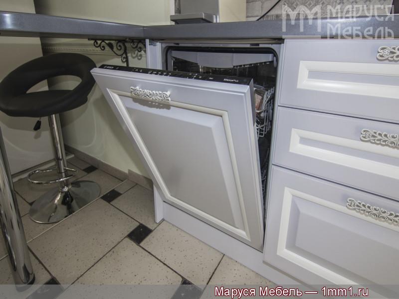 Кухня в серо-белых тонах: Посудомоечная машина