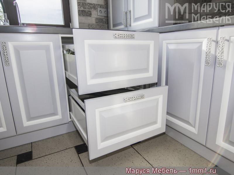 Кухня в серо-белых тонах: Вместительные ящики