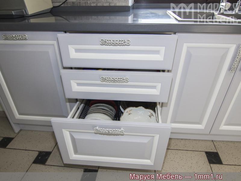 Кухня в серо-белых тонах: Стол с разноуровневыми ящиками