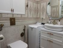 Мебель с узкой рамкой в ванную