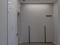 Встроенный шкаф с интегрированными ручками