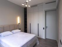 Встроенный большой шкаф в спальню