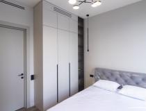 Встроенный небольшой шкаф в спальню