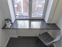 Большой каменный подоконник