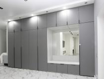 Серая прихожая с торцевыми ручками