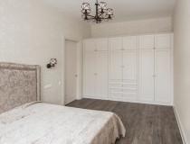 Белый шкаф с колоннами