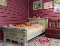 Кровать из массива фисташковая