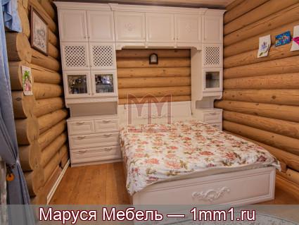 Белая спальня с резьбой: 
