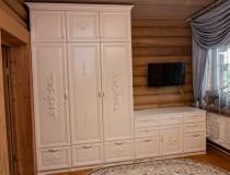 Белая стенка с резьбой