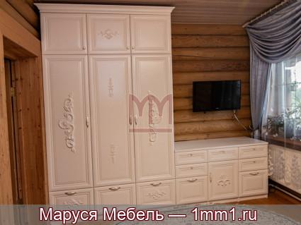 Белая стенка с резьбой: 