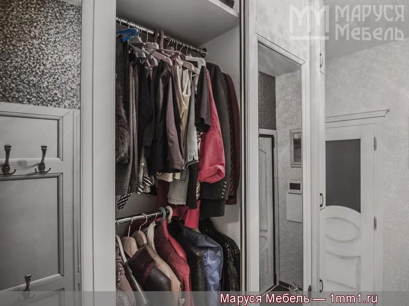 Красивый шкаф купе: Штанги для короткой одежды в два яруса
