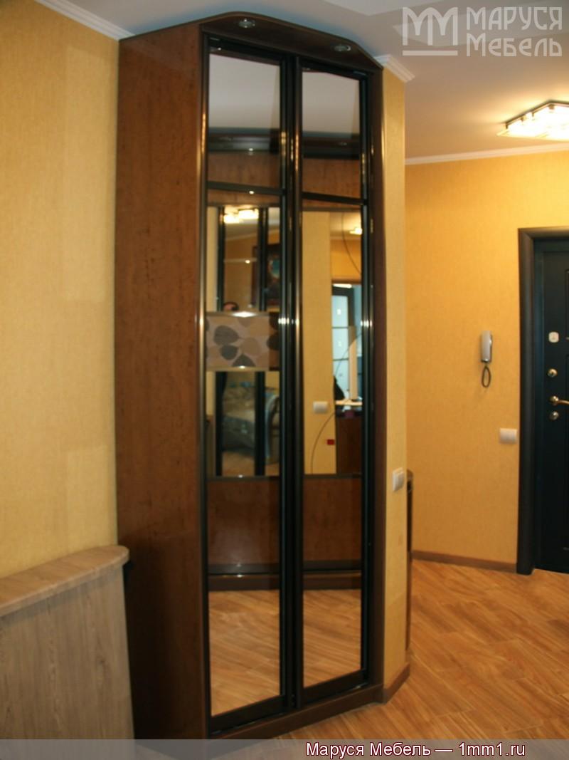 Шкаф-купе с боковыми полками: Отдельно стоящая колонка с распашными дверями из материалов и в стиле шкафа-купе