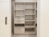 Светлая гардеробная