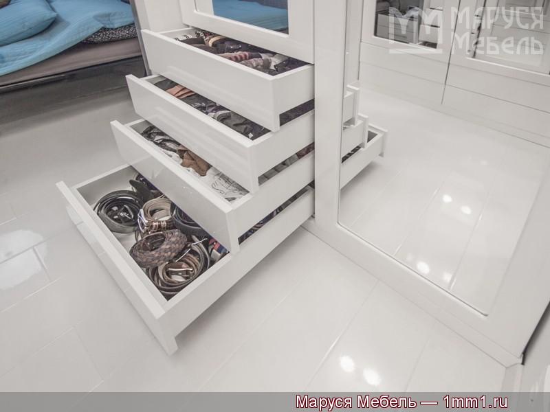 Шкафы для одежды: Шкаф с выдвижными ящиками