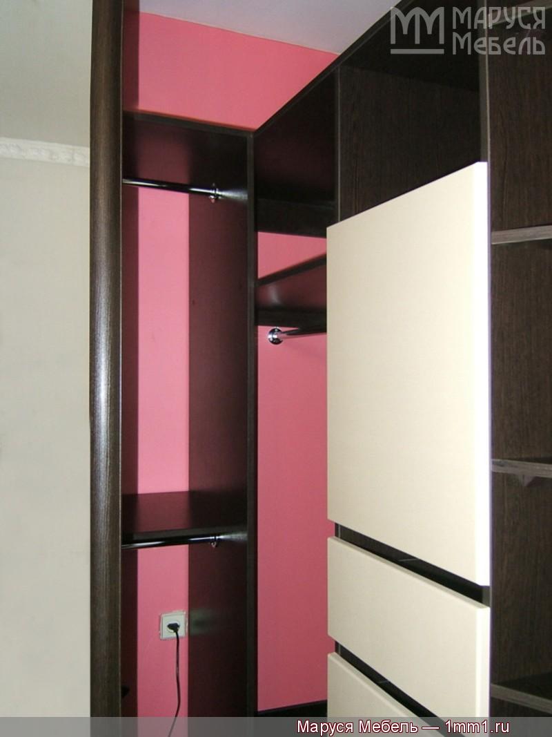 Угловой шкаф-купе с пескоструйным рисунком: Угловая гардеробная в спальне