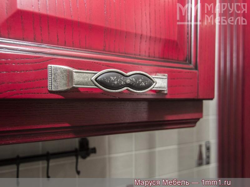 Классическая красная кухня: Ручка-скоба серебро со вставкой