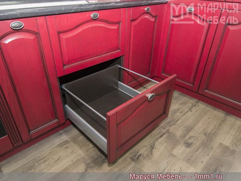 Классическая красная кухня: Большой ящик с рейлингами