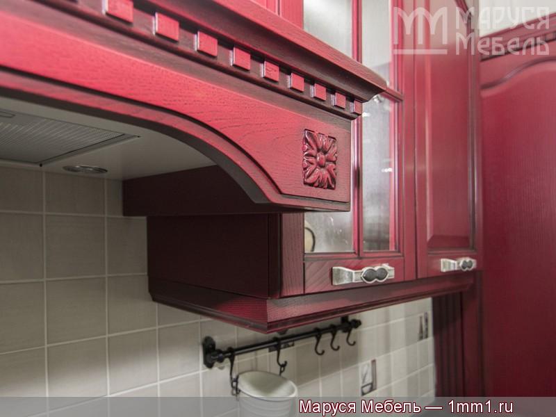 Классическая красная кухня: Багет вытяжки и бока в цвет фасадов. Скрытые крепежи