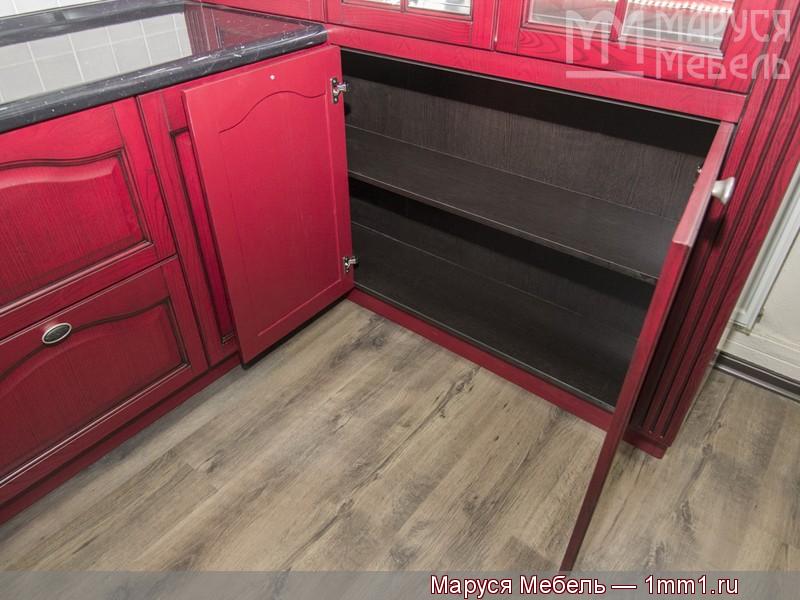 Классическая красная кухня: Стол угловой с полками